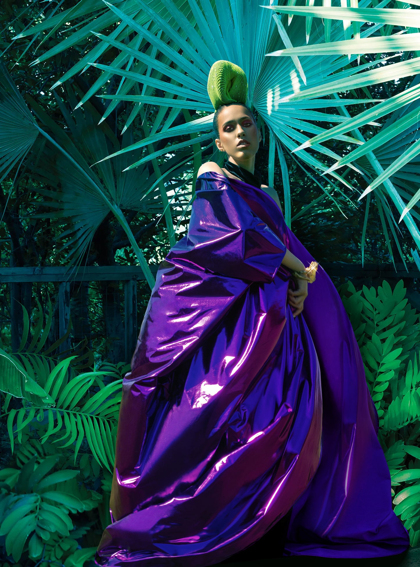 VAN QUEEN WITH HYBRID METALLIC CAPE JACKET